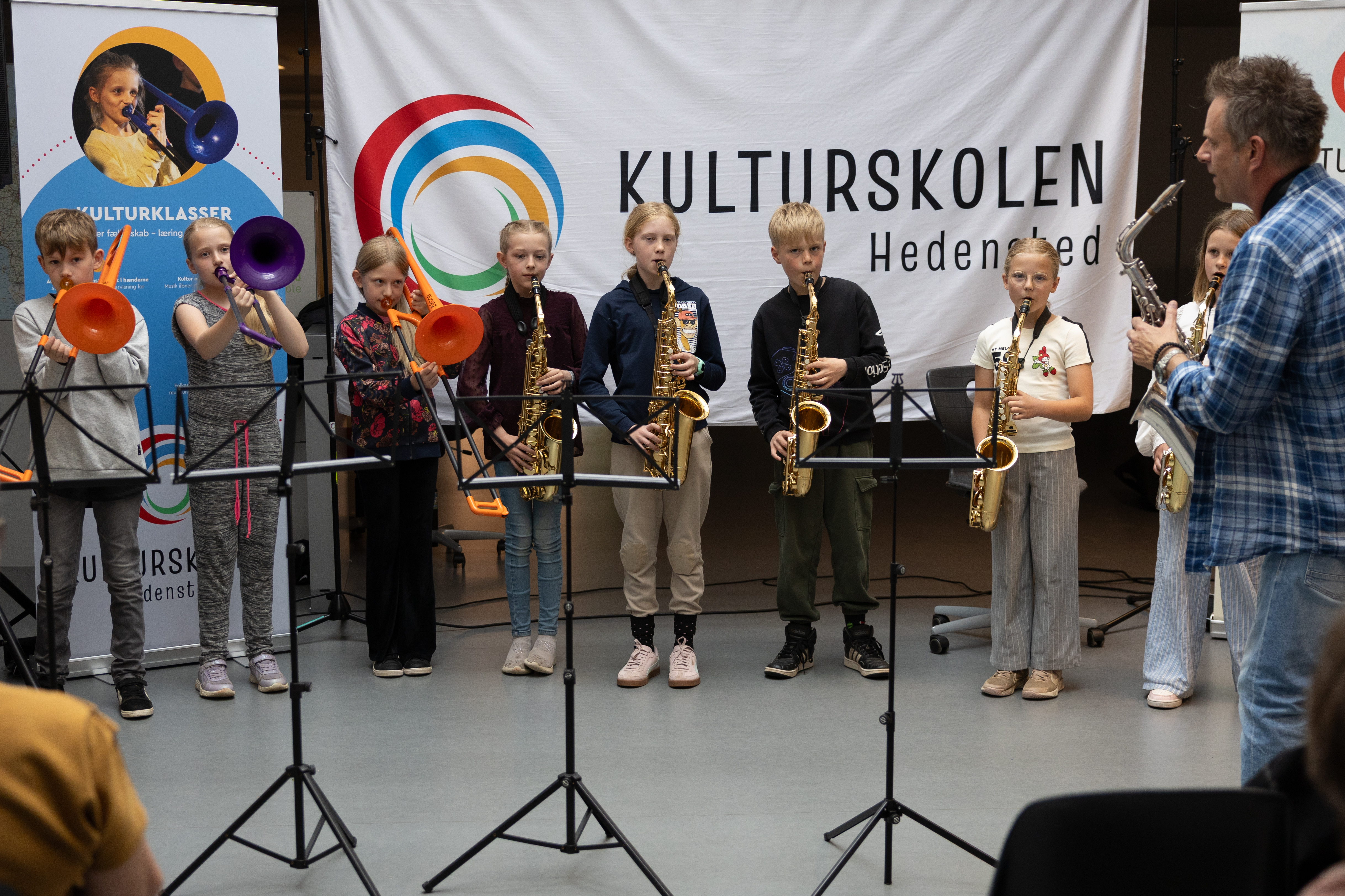 blæserklasse spiller sax til festival 2025