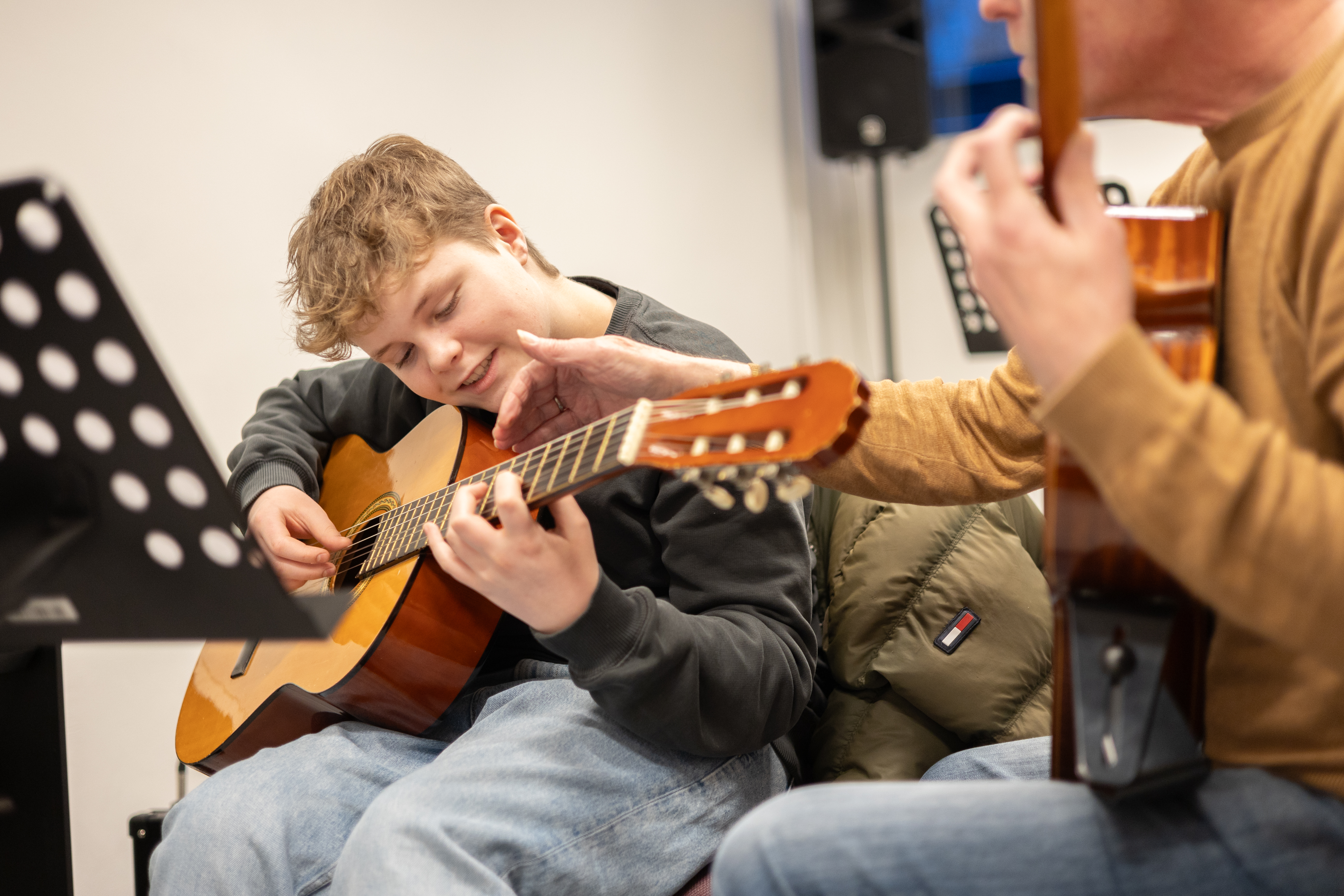 dreng ved akustisk guitar