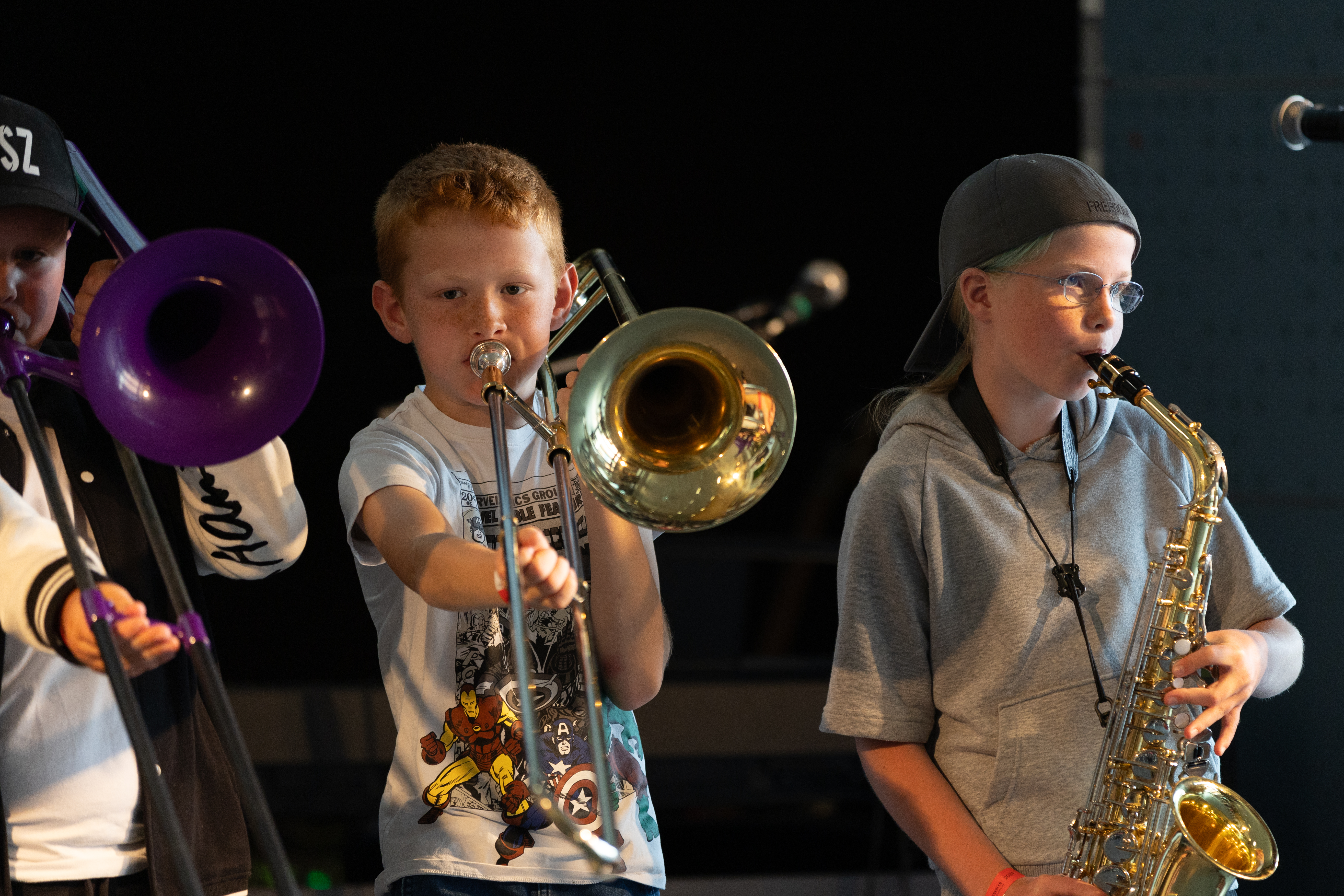 3 børn på blæserinstrumenter