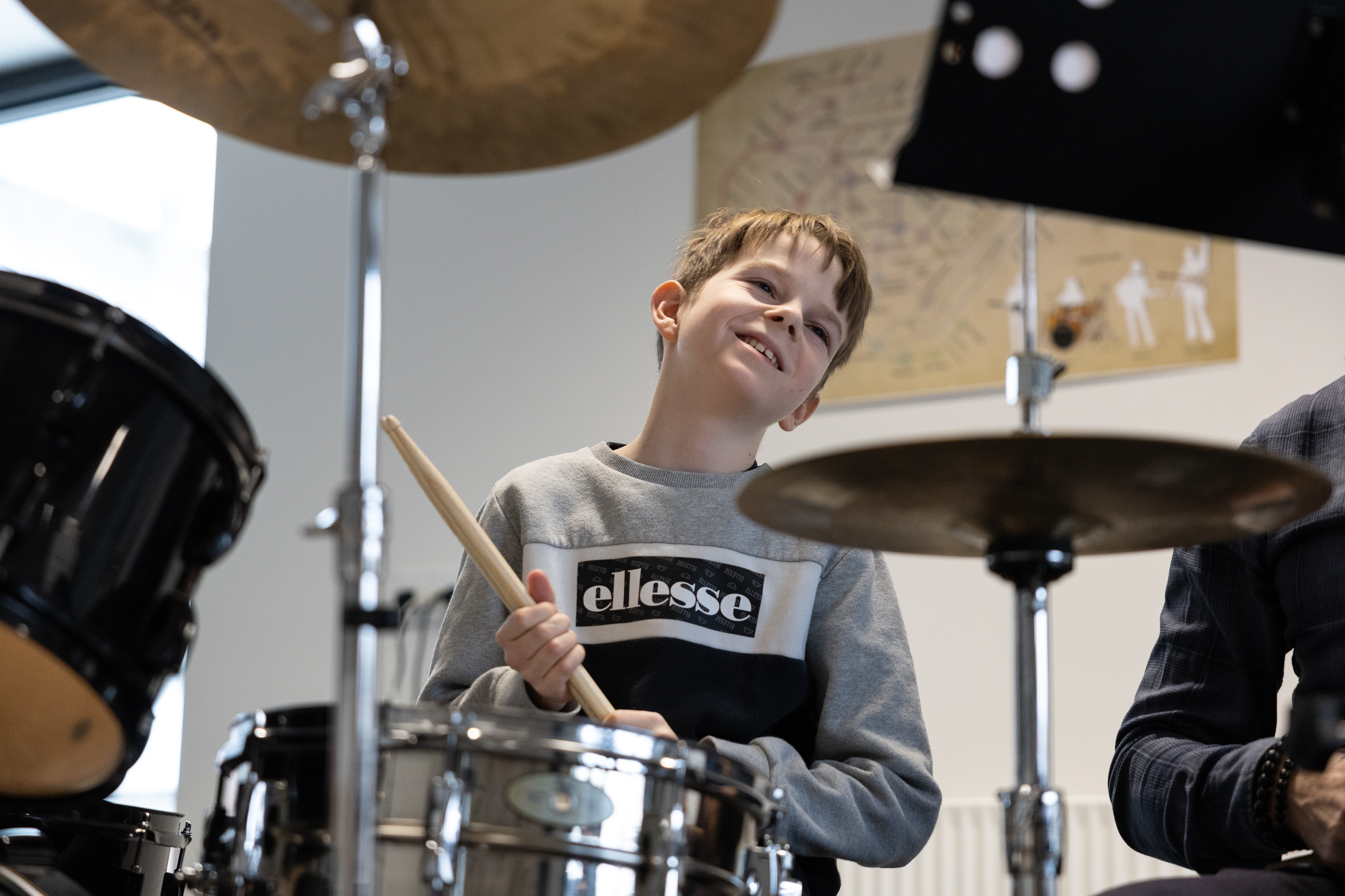 dreng ved trommesæt
