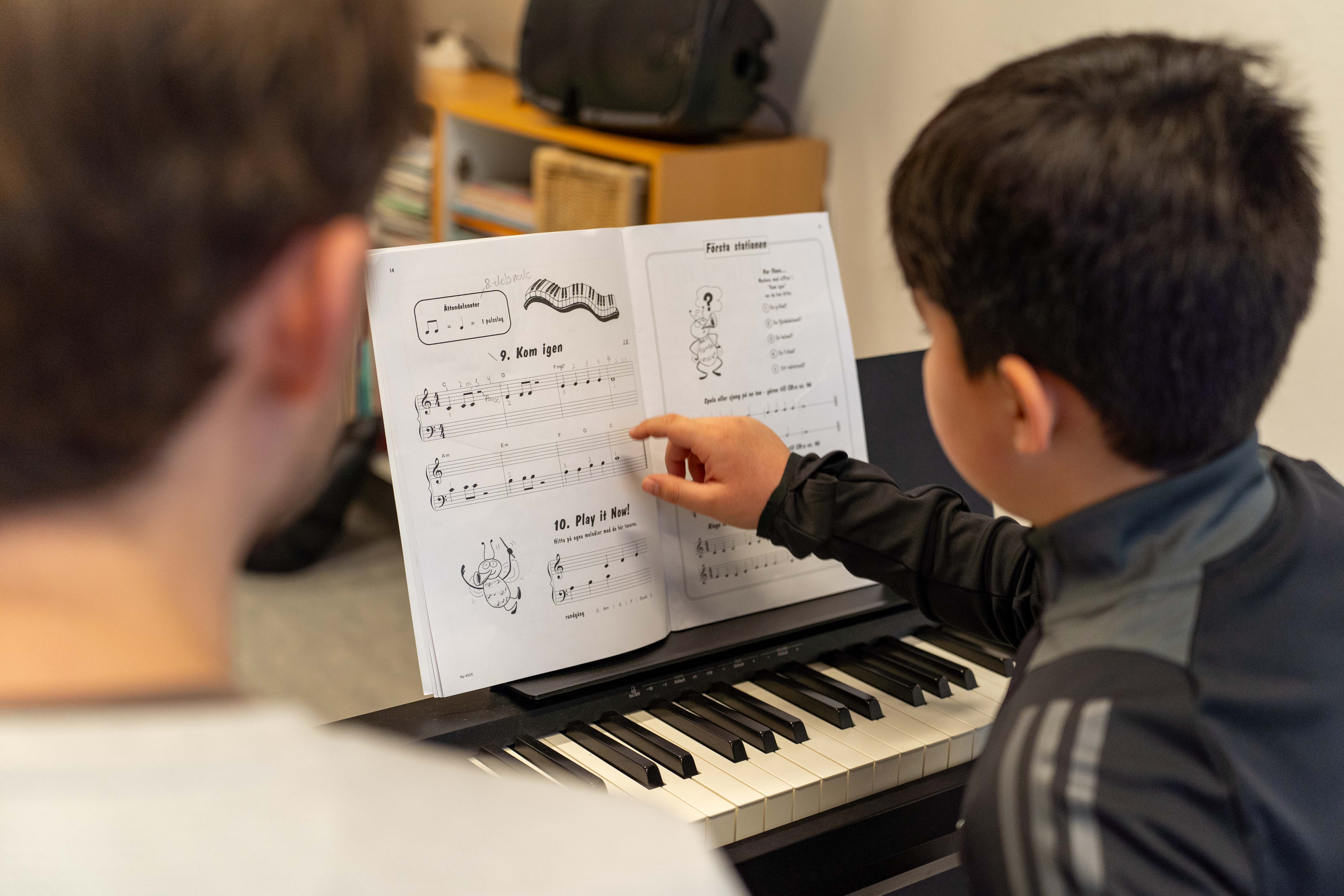 underviser og klaverelev