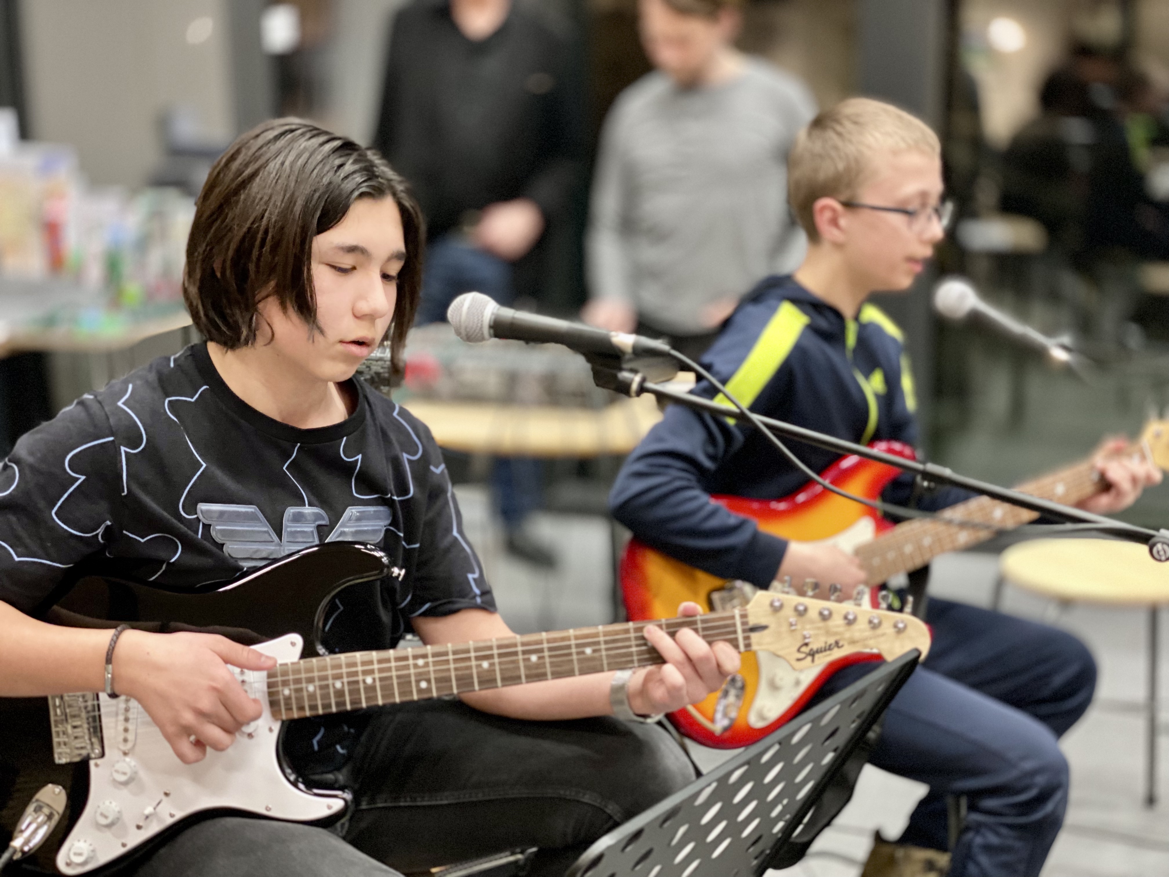 to drenge spiller koncert på hedensted skole